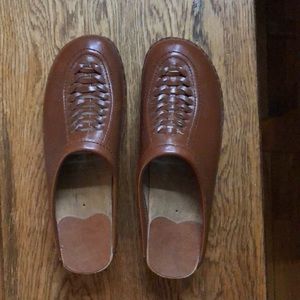 Leather clogs